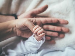 Bayi Terkecil di Dunia, Terlahir Hanya Seukuran Telapak Tangan