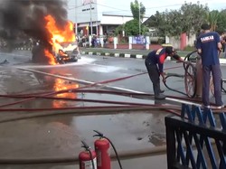 Usai Isi Bensin dengan Tangki Modifikasi, Minibus Ludes Terbakar