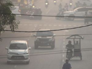 Potret Pekatnya Asap yang Mengepung Dumai dari Lensa Drone