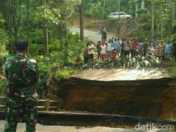 Jembatan Penghubung Antar Kabupaten di Trenggalek Putus Total