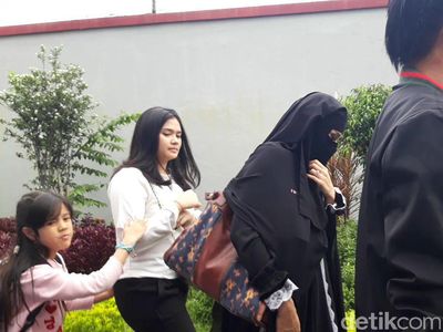 Jenguk Ahmad Dhani, Momen Safeea Bertemu Ayahnya di Rutan