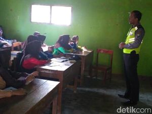 Inspiratif, Dua Polisi Nganjuk Mengajar di Sekolah Tanpa Upah