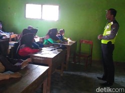 Inspiratif, Dua Polisi Nganjuk Mengajar di Sekolah Tanpa Upah
