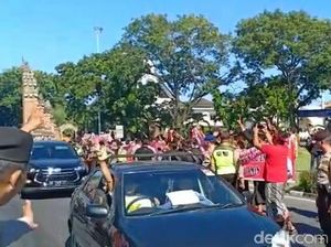 Tiba di Bali, Sandiaga Disambut Spanduk Bali Basis Jokowi-Amin