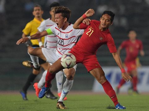 TIMNAS U-22 LOLOS SEMI FINAL Pemain Timnas U-22 I Kadek Agung Widnyana Putra (kanan) berebut bola dengan pemain Kamboja Chhong Bunnath dalam pertandingan Grup B Piala AFF U-22 di Stadion Nasional Olimpiade Phnom Penh, Kamboja, Jumat (22/2/2019). Timnas U-22 Indonesia menang dengan skor 2-0 atas Kamboja sehingga lolos ke semi final. ANTARA FOTO/Nyoman Budhiana/wsj.