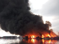 Sudah Hampir 3 Jam, Kebakaran Kapal Nelayan di Muara Baru Belum Padam