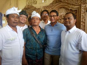 Sambil Belajar Tatah Kayu di Gianyar, Sandiaga Dorong OK OCE