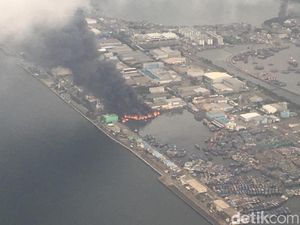 Begini Penampakan Kapal Nelayan yang Terbakar di Muara Baru dari Udara