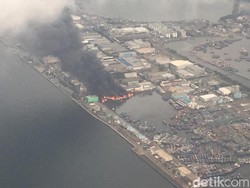 Begini Penampakan Kapal Nelayan yang Terbakar di Muara Baru dari Udara