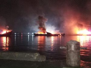 Sebagian Kapal Ikan yang Terbakar di Muara Baru Mulai Padam