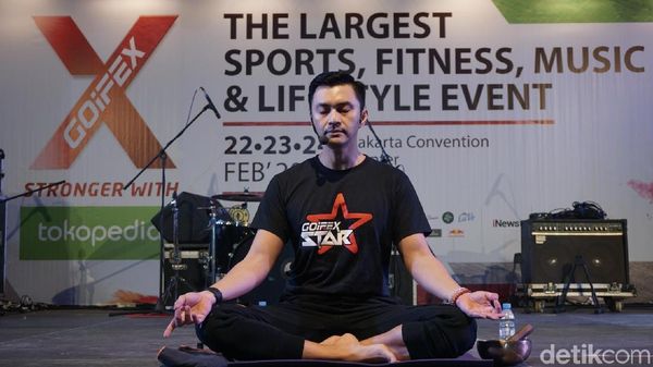 Aksi Anjasmara di Atas Matras Yoga, Beneran Bikin Adem!