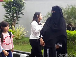 Gaya Terbaru Mulan Jameela Pakai Cadar ala Yaman