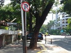 Viral, Emak-emak Ngamuk Motornya di Trotoar Jalan Jaksa Diangkut Petugas