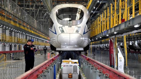 Teknisi Kereta Cepat di China Mulai Digantikan Robot