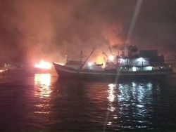 Sudah 6 Jam, Kebakaran Kapal-kapal di Muara Baru Belum Padam