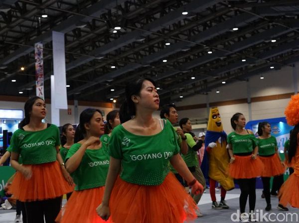 Terlalu Sibuk? Para SPG Ini Bisa Lho Curi Waktu Olahraga di Sela Kerja