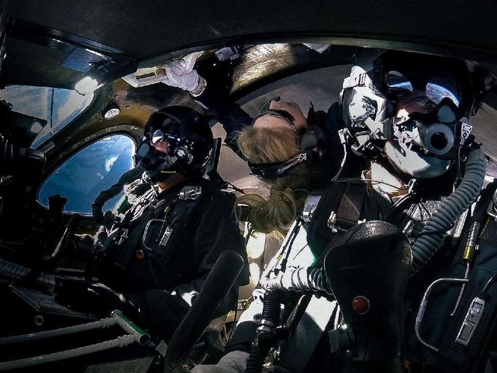 Virgin Galactic Terbangkan Penumpang Pertama ke Antariksa Virgin Galactic Terbangkan Penumpang Pertama ke Antariksa