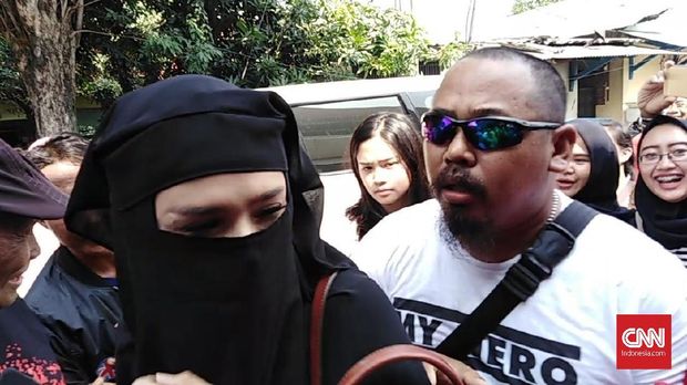 Mulan Jameela saat menjenguk Ahmad Dhani, di Rutan Klas 1 Surabaya, Medaeng, Sidoarjo, beberapa waktu lalu.