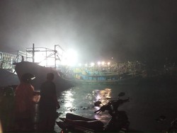 Angin Kencang di Muara Baru Bikin Api Cepat Merembet ke Kapal-kapal