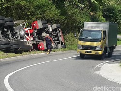 Sopir Ngantuk, Truk Tangki BBM Hantam Tebing di Jalur Pacitan-Solo