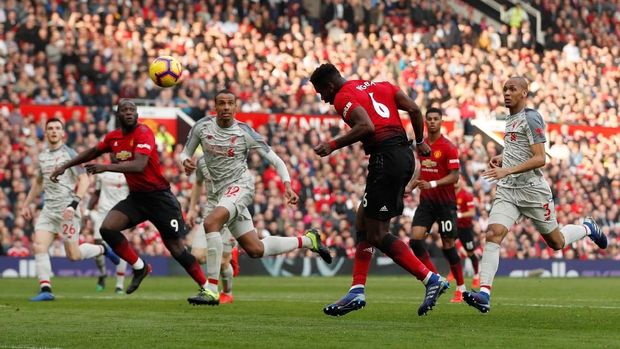 Paul Pogba melepaskan tembakan ke gawang Liverpool. (