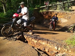 Warga Trenggalek Nekat Lewati Jembatan Putus Meski Berbahaya