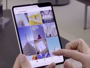 Samsung Tawarkan Layar Lipat ke Apple dan Google