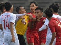 Beberapa kali ketegangan tercipta di laga ini, memaksa wasit memisahkan kerumunan. (Foto: ANTARA FOTO/Nyoman Budhiana/aww)