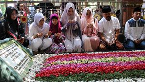 Momen Mulan Jameela Ziarah ke Makam Gus Dur