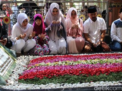 Momen Mulan Jameela Ziarah ke Makam Gus Dur