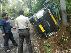 Mobil Rombongan Wisatawan dari Gresik Terguling di Jalur Kawah Ijen