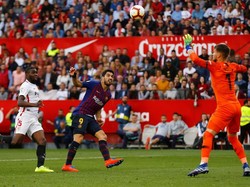 Kemenangan Barcelona dimantapkan oleh Luis Suarez yang mencetak gol di injury time. Foto: Marcelo del Pozo/Reuters