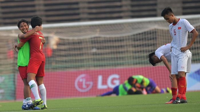 Gian Zola mendapatkan suntikan semangat dari sang adik, Beckham Putra (ANTARA FOTO/Nyoman Budhiana/aww) Gian Zola mendapatkan suntikan semangat dari sang adik, Beckham Putra (ANTARA FOTO/Nyoman Budhiana/aww)