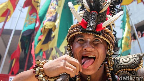 Hii! Potret Aksi Ekstrem Tatung di Festival Cap Go Meh