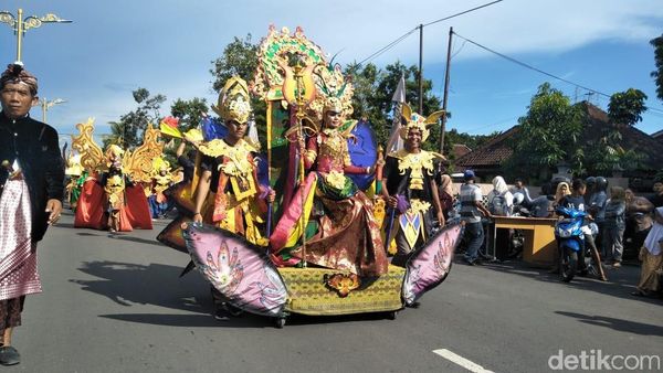 Foto: Putri Mandalika Berlenggak-lenggok di Jalanan Lombok