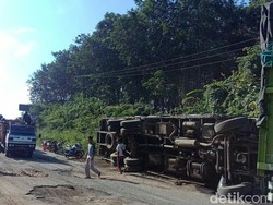 Jalan Lintas Timur Pelembang-Jambi Rusak Parah, Jalan Macet Hingga 7 Km