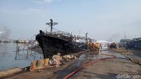 Potret Kapal-kapal Hangus Pasca Kebakaran di Muara Baru