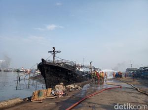 Potret Kapal-kapal Hangus Pasca Kebakaran di Muara Baru
