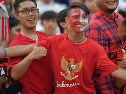 Suporter merayakan keberhasilan timnas U-22 menjejak final. (Foto: ANTARA FOTO/Nyoman Budhiana/aww)