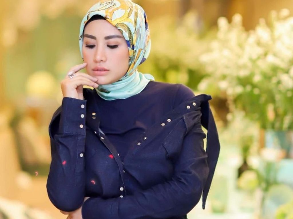 Shinta Bachir Lepas Hijab Lagi, Lihat Kembali Gaya Glamornya dengan Jilbab