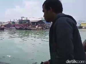 Pascakebakaran Kapal di Muara Baru, Warga Ambil Sisa-sisa Solar