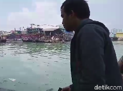 Pascakebakaran Kapal di Muara Baru, Warga Ambil Sisa-sisa Solar