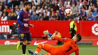 Pada menit ke-85, Messi mengukir hat-trick. Gol tersebut sekaligus membawa Barcelona berbalik unggul 3-2 atas Sevilla. Foto: Marcelo del Pozo/Reuters