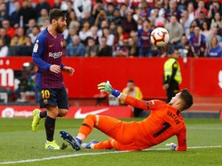 Pada menit ke-85, Messi mengukir hat-trick. Gol tersebut sekaligus membawa Barcelona berbalik unggul 3-2 atas Sevilla. Foto: Marcelo del Pozo/Reuters