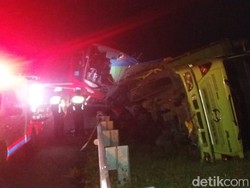 Melaju 100 Km/Jam di Tol Madiun, Bus Medali Mas Tabrak Truk