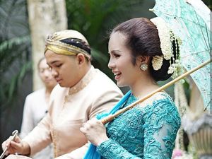 Uang Dollar di 7 Bulanan Momo Geisha yang Bikin Salfok Uang Dollar di 7 Bulanan Momo Geisha yang Bikin Salfok
