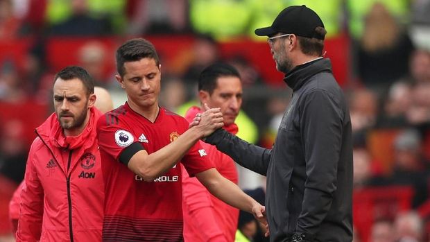 Ander Herrera ditarik keluar digantikan Andreas Perreira di babak pertama karena mengalami cedera. (
