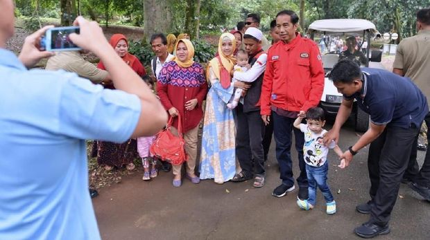 Sebelum Pidato, Jokowi Ajak Jan Ethes Main di Kebun Raya
