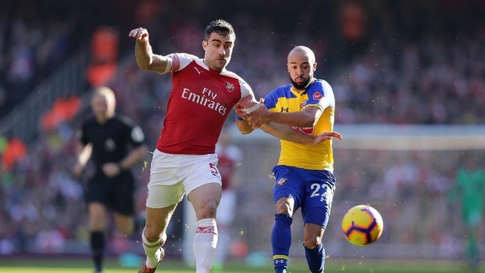LONDON, ENGLAND - FEBRUARY 24:  Sokratis Papastathopoulos of Arsenal battles for possession with Nathan Redmond of Southampton during the Premier League match between Arsenal FC and Southampton FC at Emirates Stadium on February 23, 2019 in London, United Kingdom.  (Photo by Richard Heathcote/Getty Images)