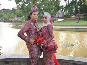 Viral, Foto Kocak Pengantin Pria yang Nggak Pernah Fokus di Foto Pernikahan